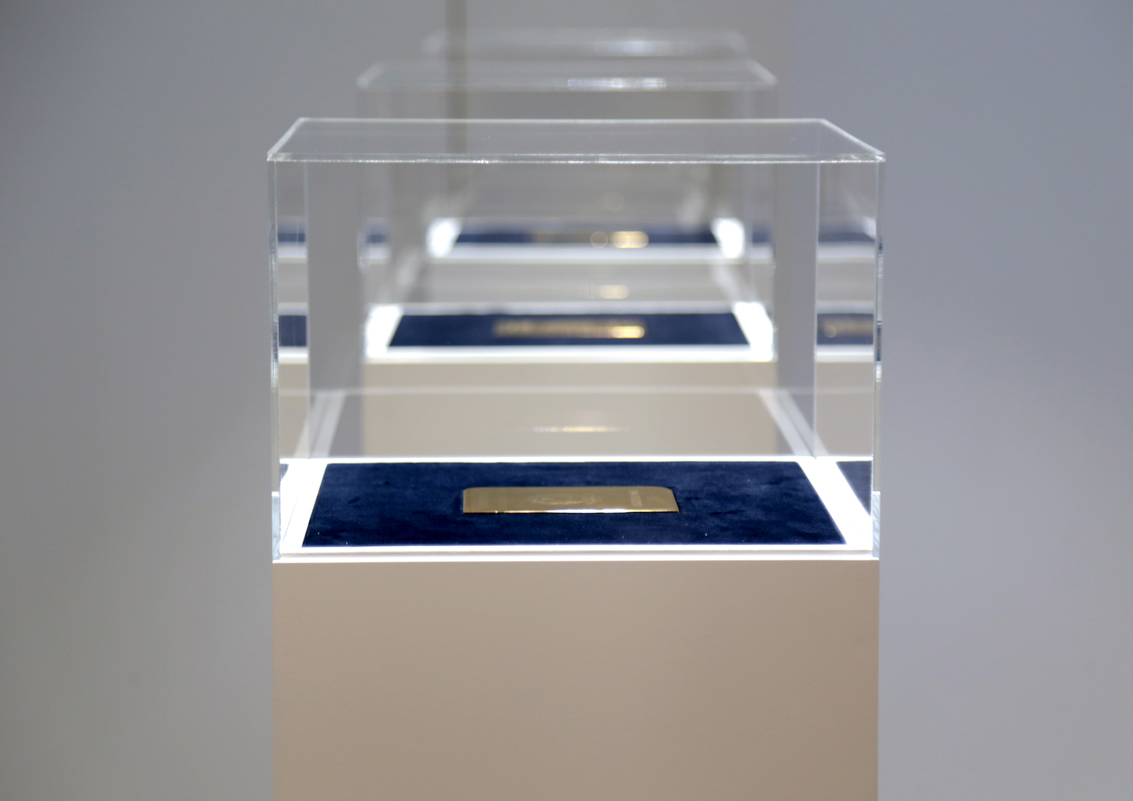 Passepartouts, 2016; gold-plated cooper plate engraved 12,5x0,5x8,8 cm (particular)